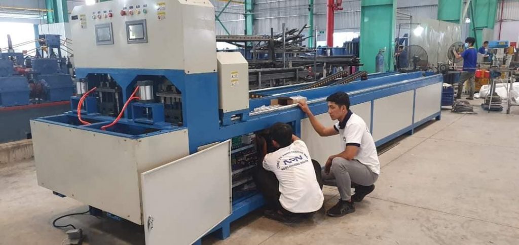  Bàn giao bộ đôi máy đột dập thuỷ lực CNC