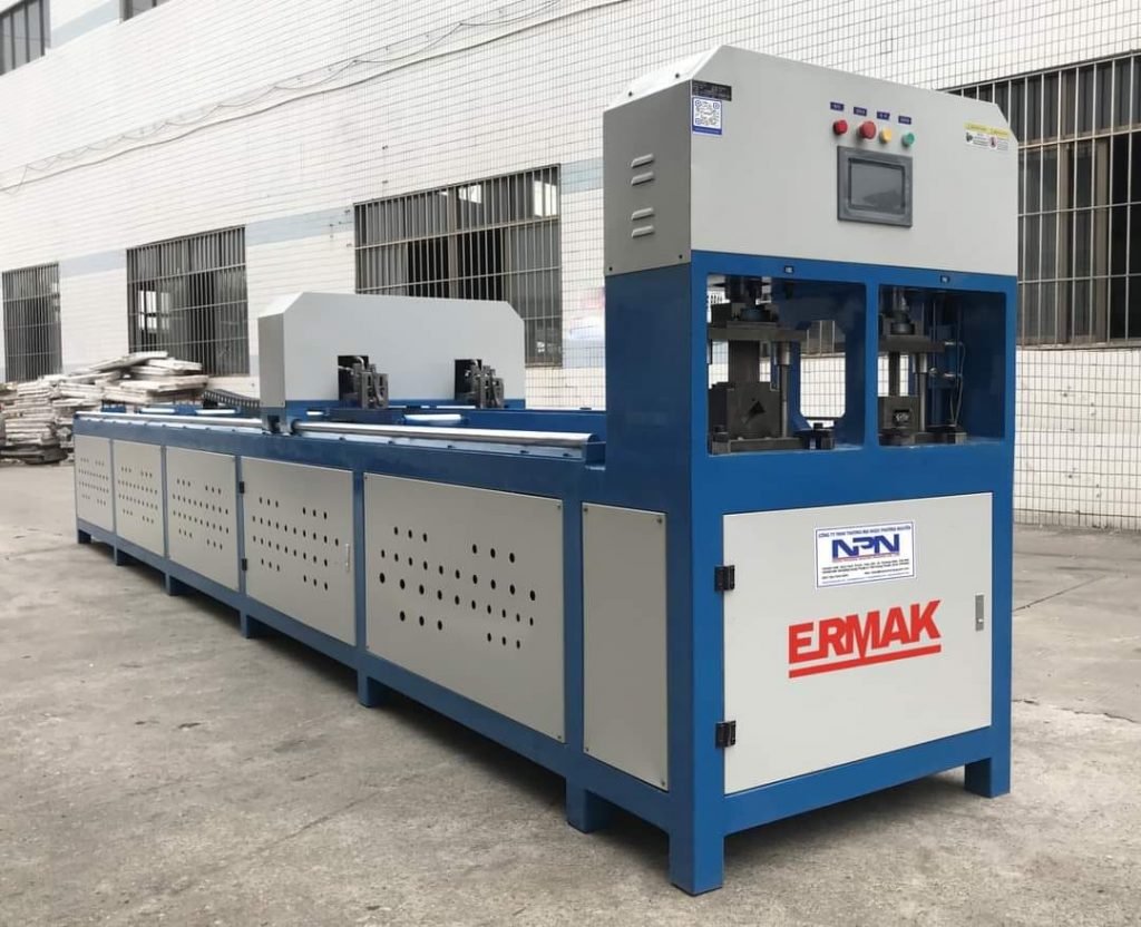  Bàn giao bộ đôi máy đột dập thuỷ lực CNC