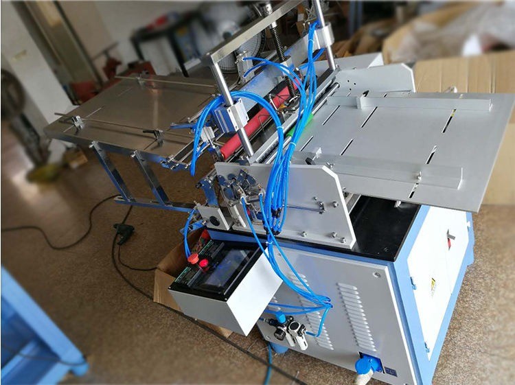 Máy dán nhãn ống giấy cho dây chuyền sản xuất tự động