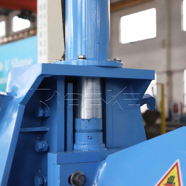 Máy uốn sắt thủy lực CNC