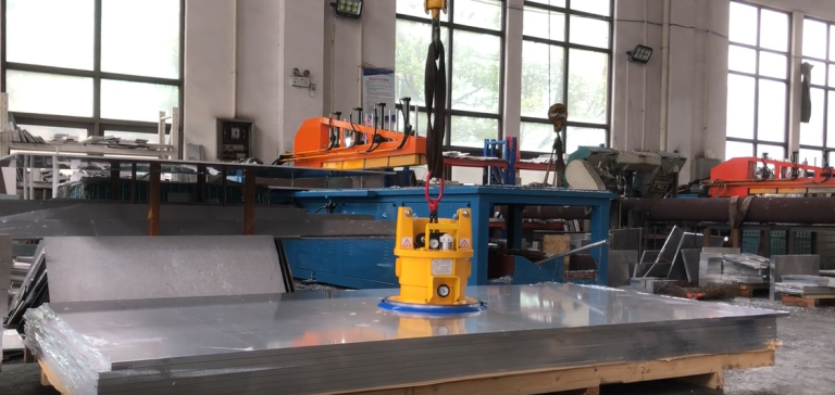 2 thiết bị nâng dỡ bằng chân không tải trọng lớn