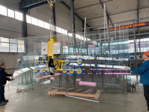 thiết bị nâng hạ kính dùng điện thi công
