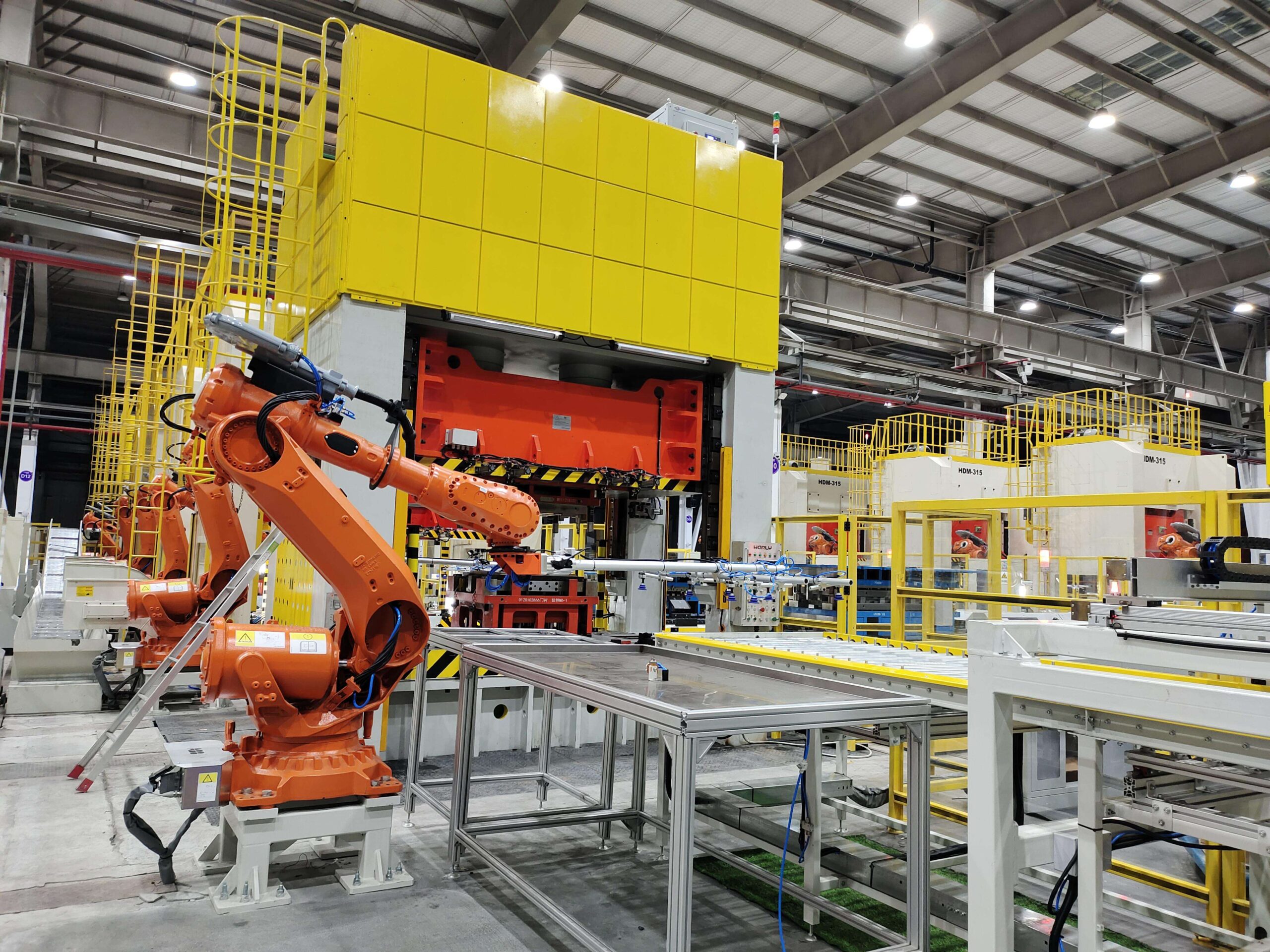 Robot công nghiệp Kowell – nạp và dỡ phôi tự động cho máy dập Robot công nghiệp Kowell – nạp và dỡ phôi tự động cho máy dập